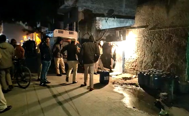 दिल्ली : भलस्वा डेयरी में देर रात स्पेशल सेल की छापेमारी, मौके से हथियार भी बरामद