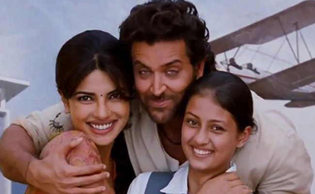 अग्निपथ में ऋतिक-प्रियंका के साथ दिख चुकी यह बच्ची अब दिखती है बेहद ग्लैमरस, लेटेस्ट फोटो देख पहचान नहीं पाएंगे