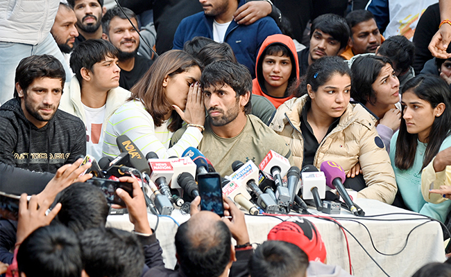 खेल मंत्री ने पहलवानों को बातचीत के लिए बुलाया, बृजभूषण सिंह को बयान नहीं देने की सलाह