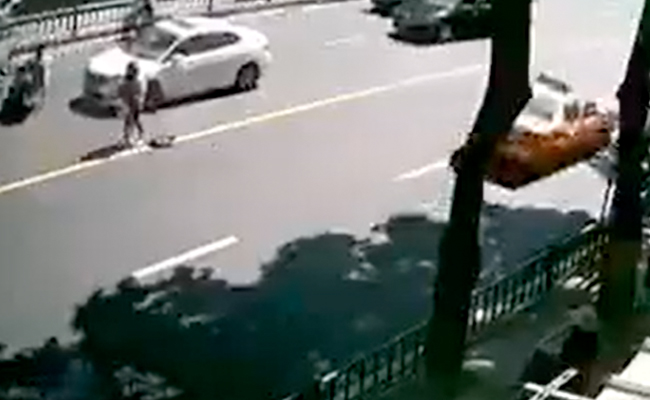 VIDEO: रोड एक्सीडेंट में बाल-बाल बची फैमिली, लेकिन स्कूटर की चली गई याददाश्‍त!