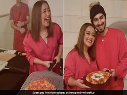 नेहा कक्कड़ ने खुद पिज्जा बनाते हुए शेयर किया VIDEO तो लोग बोले- बन गया आलू परांठा नेहा कक्कड़ ने खुद पिज्जा बनाते हुए शेयर किया VIDEO तो लोग बोले- बन गया आलू परांठा