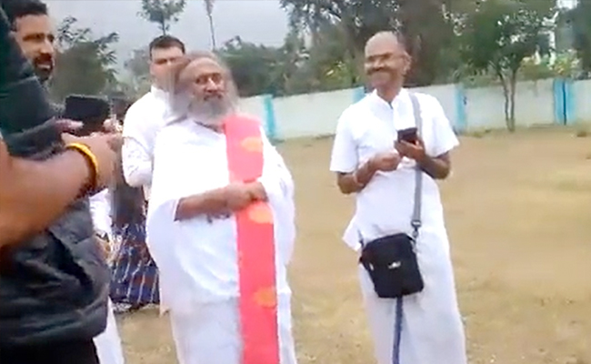 Sri Sri Ravi Shankar's Chopper Makes Emergency Landing In Tamil Nadu's Erode