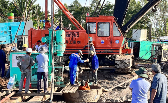Vietnam Boy Trapped In Hollow Concrete Pillar For 4 Days Declared Dead