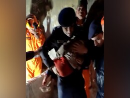 यूपी:  खेलते समय 60 फीट गहरे बोरवेल में गिरा 6 साल का बच्चा, 5 घंटे बाद किया गया रेस्क्यू यूपी:  खेलते समय 60 फीट गहरे बोरवेल में गिरा 6 साल का बच्चा, 5 घंटे बाद किया गया रेस्क्यू