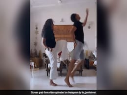 जेमी लीवर भाई के साथ कर रही थीं डांस, तभी हुआ कुछ ऐसा भाई-बहन में जमकर चले लात-घूंसे- देखें वीडियो जेमी लीवर भाई के साथ कर रही थीं डांस, तभी हुआ कुछ ऐसा भाई-बहन में जमकर चले लात-घूंसे- देखें वीडियो