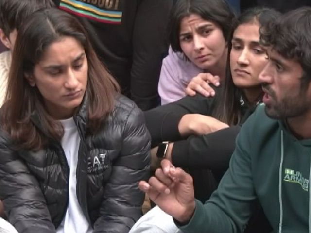 भारतीय पहलवानों और कुश्ती महासंघ के बीच जारी विवाद में केंद्र सरकार ने मारी एंट्री