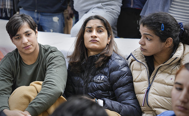 गजब के हैं बृजभूषण 'बाबू', योग सिखाते हुए महिला पहलवानों के स्तन पर…-Brij Bhushan 'Babu' is amazing, while teaching yoga, on the breast of female wrestlers…