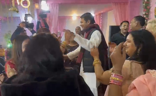 भोजपुरी विवाह गीत सुनकर खुश हुए तेजस्वी, स्टेज पर तेजप्रताप ने किया डांस, वीडियो वायरल
