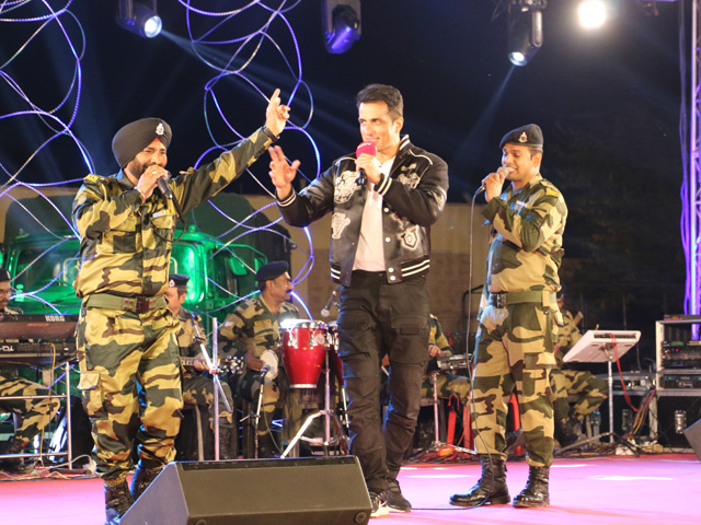 Sonu Sood Sings '<i>Dil Chori</i>', Soldiers Love His <i>Desi</i> Swag