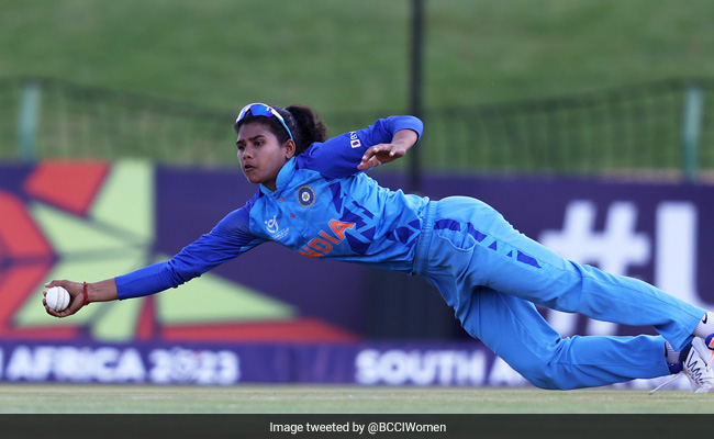 Women U19 WC Final : अर्चना देवी ने गज़ब का कैच पकड़ उड़ाए बल्लेबाज़ के होश, देखें वीडियो