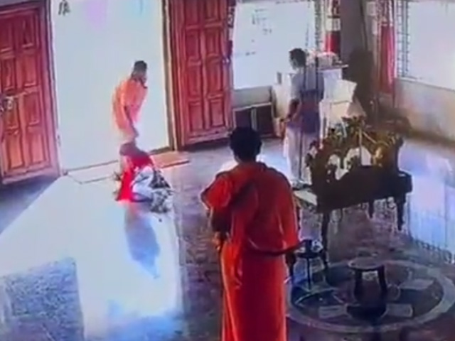 महिला को बाल पकड़कर घसीटा और मंदिर से बाहर फेंका