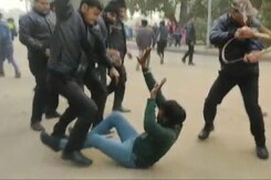 Video: Guards At India Gate Thrash Food Vendors During Clash Over Sale Ban Video: Guards At India Gate Thrash Food Vendors During Clash Over Sale Ban