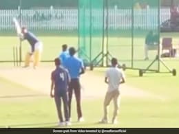 'माही मार रहा है' Dhoni का ये तूफानी अंदाज़ देख झूम उठे फैंस, सोशल मीडिया पर वीडियो Viral 'माही मार रहा है' Dhoni का ये तूफानी अंदाज़ देख झूम उठे फैंस, सोशल मीडिया पर वीडियो Viral