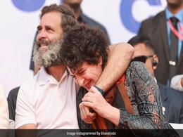 Viral Video: Rahul Gandhi Hugs, Kisses Sister Priyanka During <i>Bharat Jodo Yatra</i> Viral Video: Rahul Gandhi Hugs, Kisses Sister Priyanka During <i>Bharat Jodo Yatra</i>