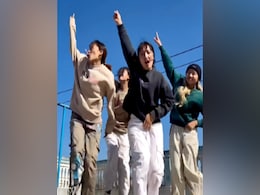 विदेशी लड़कियों ने 'लंदन ठुमकदा' गाने पर किया 'गर्दा देसी डांस', यूज़र्स बोले- ज़बर्दस्त, जिंदाबाद विदेशी लड़कियों ने 'लंदन ठुमकदा' गाने पर किया 'गर्दा देसी डांस', यूज़र्स बोले- ज़बर्दस्त, जिंदाबाद