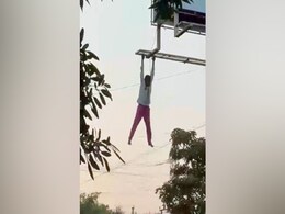 तेलंगाना में नशे में धुत शख्स लटक गया बिलबोर्ड से, वायरल हुआ वीडियो तेलंगाना में नशे में धुत शख्स लटक गया बिलबोर्ड से, वायरल हुआ वीडियो