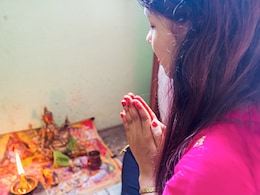 Deepak Rule On Puja: इन देवी देवताओं के आगे भूलकर भी न जलाएं गोल बाती का दीपक, यह होती है वजह Deepak Rule On Puja: इन देवी देवताओं के आगे भूलकर भी न जलाएं गोल बाती का दीपक, यह होती है वजह
