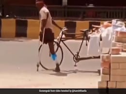 कपड़ों से लदे ठेले को एक हाथ से खींचकर ले जा रहा था दिव्यांग शख्स, इस जज़्बे के सामने लोगों ने झुकाया सिर कपड़ों से लदे ठेले को एक हाथ से खींचकर ले जा रहा था दिव्यांग शख्स, इस जज़्बे के सामने लोगों ने झुकाया सिर