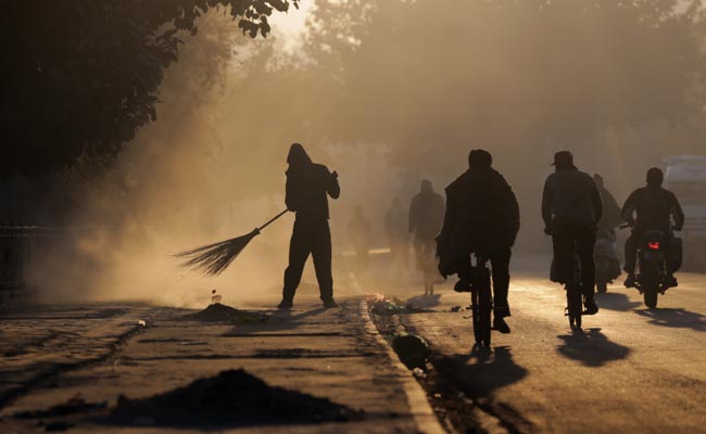 Minimum Temperature In Delhi Settles 2 Degrees Below Season's Average