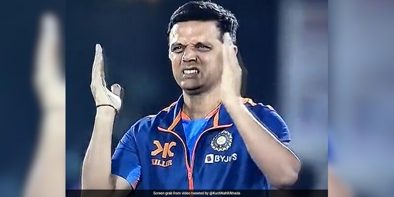 Rahul Dravid's Gestures During 2nd ODI In Raipur Leaves Experts And Fans Puzzled. Watch - Vimarsana News