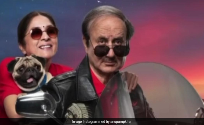 बाइक पर सुपर राइड का मजा लेते दिखे अनुपम खेर और नीना गुप्ता, शिव शास्त्री बल्बोआ के पोस्टर में दिखा एक्टर्स का बिंदास अंदाज