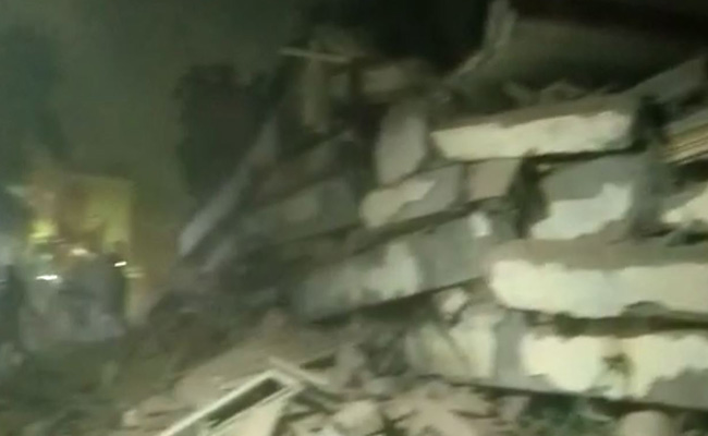 लखनऊ के हज़रतगंज के पास गिरी इमारत, कई लोगों के फंसे होने की आशंका
