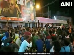 Viral Video: एक साथ दो सुपरस्टार्स की फिल्में हुईं रिलीज तो फैन्स ने यूं मचाया गदर Viral Video: एक साथ दो सुपरस्टार्स की फिल्में हुईं रिलीज तो फैन्स ने यूं मचाया गदर