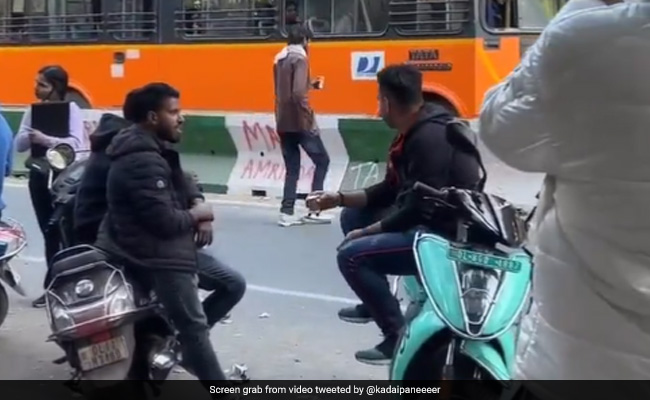 Watch: Delhi Bus Driver Stops Vehicle In The Middle Of A Busy Road To Get Himself A Cup Of Tea. Internet Reacts