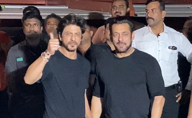 Shah Rukh Khan's Reply To A Fan Who Said He Can't Compete With Salman Khan