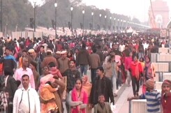 Huge Crowds At India Gate On New Year, Cops Block Roads Huge Crowds At India Gate On New Year, Cops Block Roads
