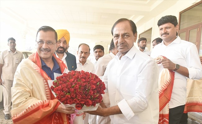 तेलंगाना सीएम केसीआर के साथ आज एक मंच पर दिखेंगे केजरीवाल, अखिलेश यादव और पी विजयन