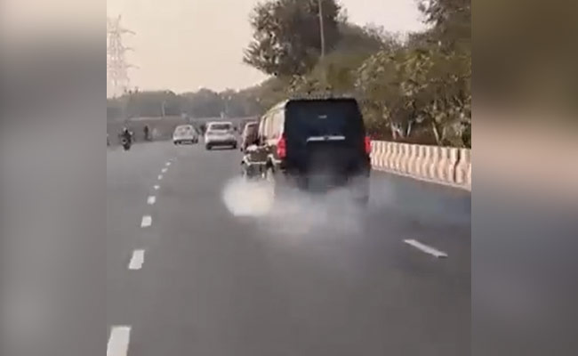 VIDEO : नोएडा में रैश ड्राइविंग करने के आरोप में कॉलेज के चार स्टूडेंट गिरफ्तार