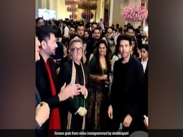 कार्तिक आर्यन के साथ कुछ इस अंदाज में डांस करते दिखे आमिर खान, लोग बोले- हम तो पहचान ही नहीं पाए, देखें VIDEO  कार्तिक आर्यन के साथ कुछ इस अंदाज में डांस करते दिखे आमिर खान, लोग बोले- हम तो पहचान ही नहीं पाए, देखें VIDEO
