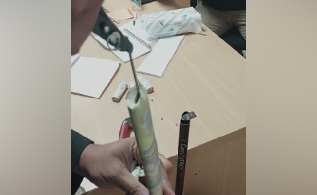 VIDEO : ट्रॉली बैग के हैंडल में 64 लाख रुपये की विदेशी मुद्रा छुपाकर ले जा रहा था, एयरपोर्ट पर धरा गया