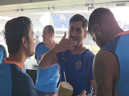 टीम इंडिया से मिलने आए धोनी, देख कर बहुत खुश हुए सूर्या, किशन, गिल और पांडया, वीडियो वायरल टीम इंडिया से मिलने आए धोनी, देख कर बहुत खुश हुए सूर्या, किशन, गिल और पांडया, वीडियो वायरल