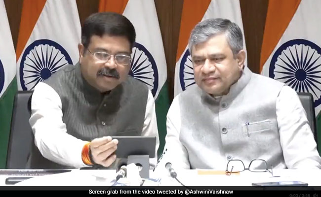 अब एन्ड्रॉयड या iOS के भरोसे नहीं, इस देसी ऑपरेटिंग सिस्टम 'भारOS' के ज़रिये भी चला सकेंगे मोबाइल फोन