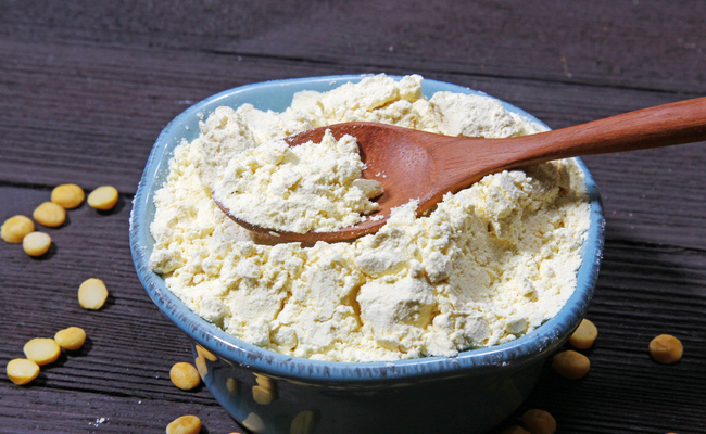 बेसन सिर्फ चेहरे ही नहीं बल्कि बालों पर भी लगा सकती हैं आप, जानिए कैसे करते हैं Shiny Hair के लिए इस्तेमाल