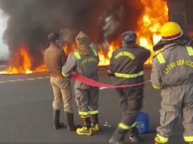आगरा-लखनऊ एक्सप्रेसवे पर ट्रक में लगी आग, लाखों की दवाइयां हुई राख