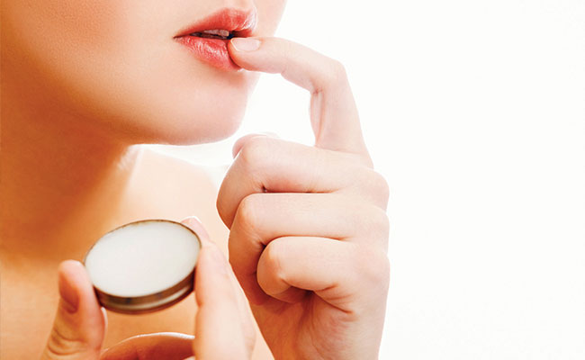 7 Easy And Natural DIY Lip Masks For Chapped Lips During Winter
