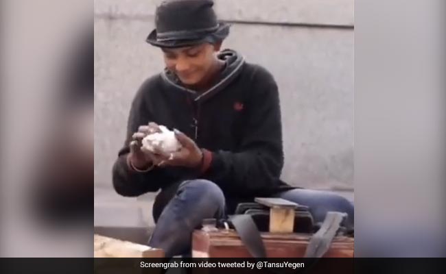 जूते पॉलिश करने वाले लड़के के पास शख्स ने चुपके से रखा खाना, लड़के की खुशी देख पिघला लोगों का दिल