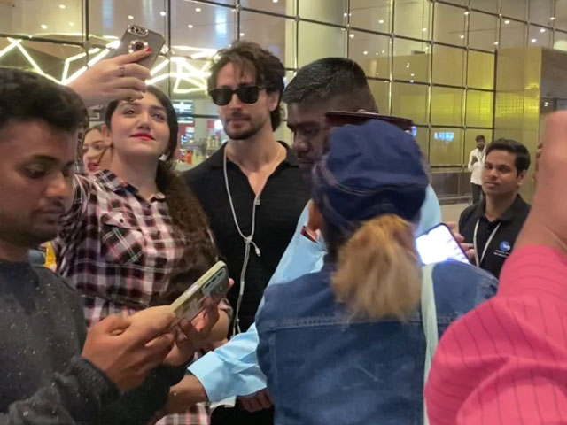 Tiger Shroff Poses For Selfies With Fans At Airport
