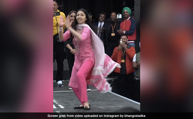 भरे बाजार लड़की ने किया ऐसा डांस, खड़े होकर देखने लगे लोग, बोले - ये तो पंजाबी कुंग फू मिक्स भांगड़ा है