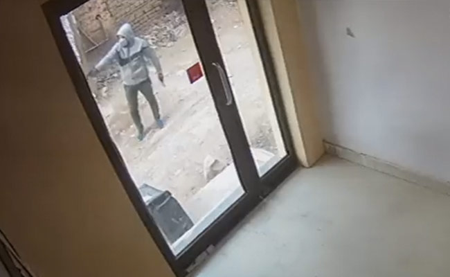 On CCTV, Man With Guns In Both Hands Loots Rs 10 Lakh From ATM Cash Van