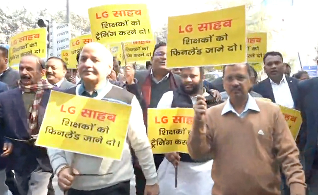 टीचर्स की फिनलैंड ट्रिप के मुद्दे पर दिल्ली CM केजरीवाल के नेतृत्व में LG हाउस तक AAP विधायकों का मार्च
