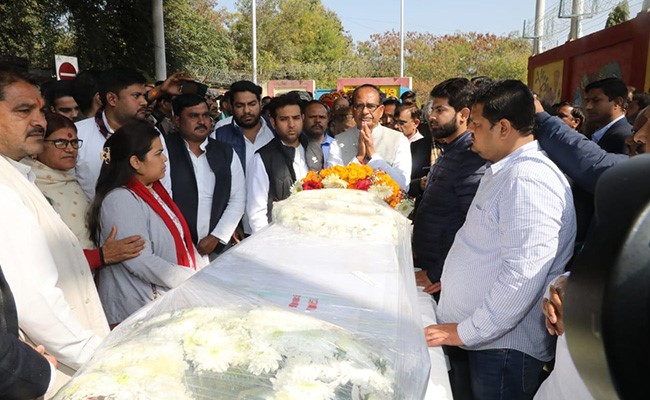 शरद यादव का पार्थिव शरीर भोपाल लाया गया, पैतृक गांव आंखमऊ में होगा अंतिम संस्कार