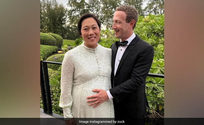 Mark Zuckerberg Shares Photo With Pregnant Wife Priscilla Chan, Sends New Year Wishes