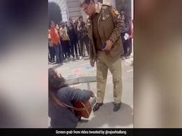 कनॉट प्लेस में गिटार बजा रहे लड़के को पुलिसवाले ने यूं रोका, वीडियो देख 'मिर्जापुर' फेम एक्टर बोले- शर्मनाक कनॉट प्लेस में गिटार बजा रहे लड़के को पुलिसवाले ने यूं रोका, वीडियो देख 'मिर्जापुर' फेम एक्टर बोले- शर्मनाक