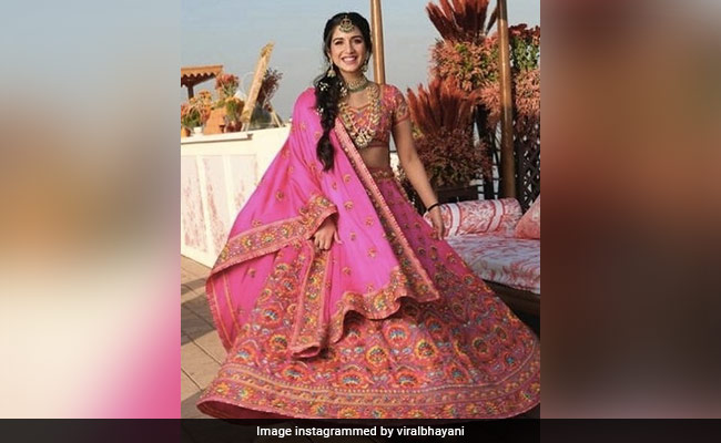 आलिया भट्ट के गाने पर नाचीं अंबानी परिवार की होने वाली 'छोटी बहू' राधिका मर्चेंट, VIDEO हुआ वायरल आलिया भट्ट के गाने पर नाचीं अंबानी परिवार की होने वाली 'छोटी बहू' राधिका मर्चेंट, VIDEO हुआ वायरल