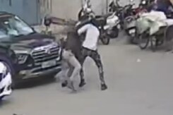 On CCTV, Delhi Cop Stabbed Repeatedly By Thief On Busy Road. He Died Later On CCTV, Delhi Cop Stabbed Repeatedly By Thief On Busy Road. He Died Later