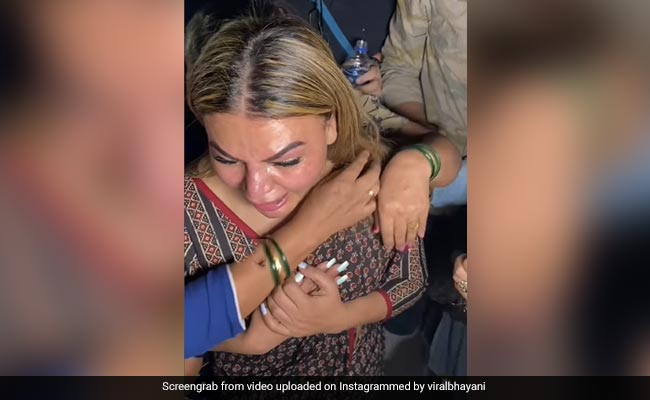 मां के निधन के बाद फूट फूटकर रोईं राखी रावंत, अस्पताल के बाहर एक्ट्रेस को रोता देख फैंस ही नहीं सेलेब्स का भी टूट गया दिल